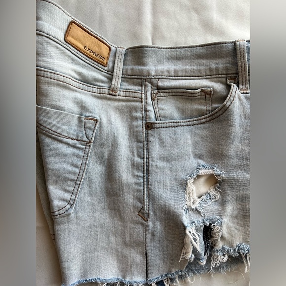 Women’s Express Mid Rise light wash distressed jean shorts, size 6 (measures 29) - Picture 4 of 7